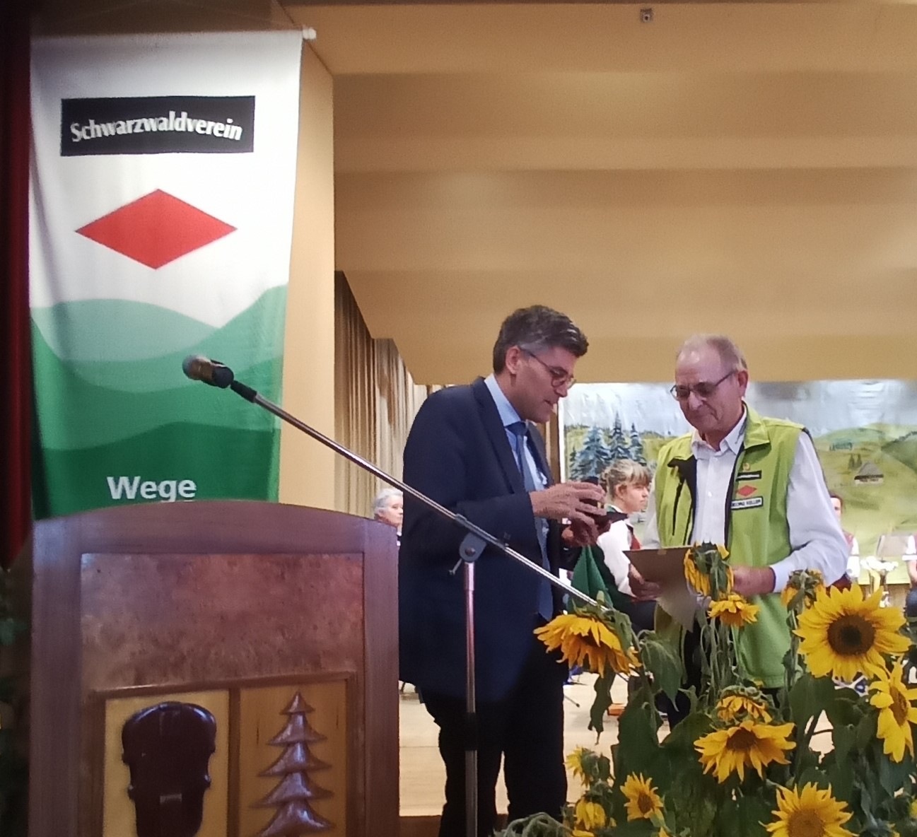 Landrat Dr. Martin Kistler überreicht SWV Ehrenpräsident Georg Keller die Staufermedaille